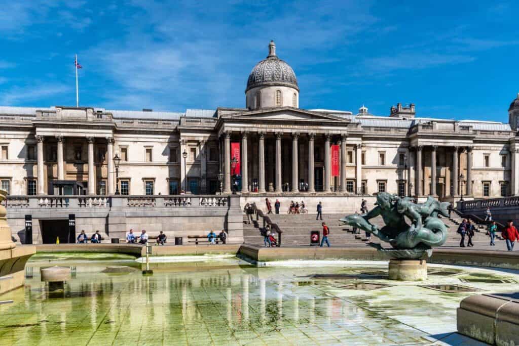 the national gallery of london in trafalgar square against blue sky a sunny day brexit britain london t20 rrr6vbb